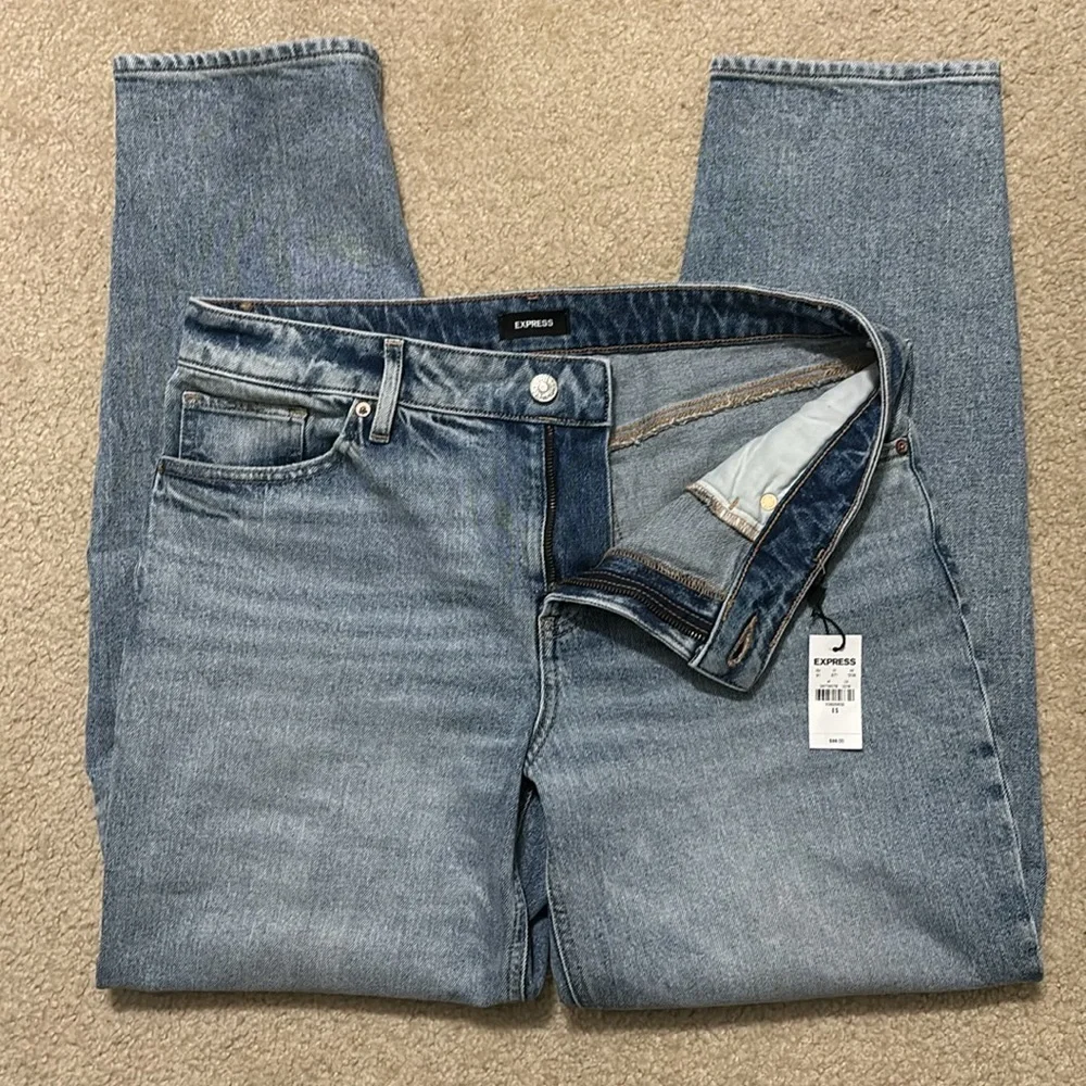 🆕 NWT Express Mid Rise Light Wash Baggy Tapered Jeans, Women’s Size 8 Short